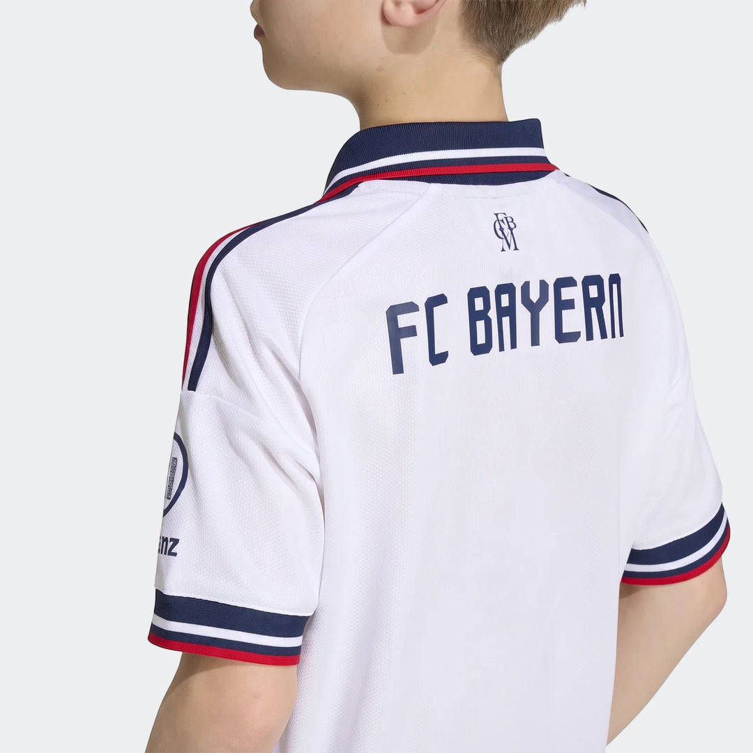 Kids' FC Bayern 26/27 away jersey in white, featuring navy and red striped collar and sleeve cuffs, shown from the back.