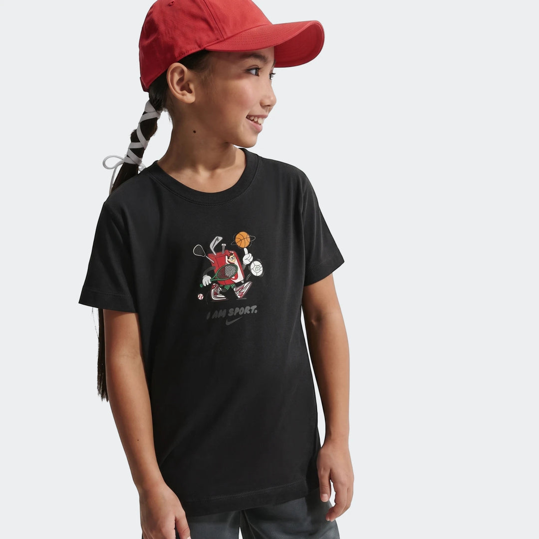 Young girl wearing a K Nsw Tee Boxy Black T-Shirt with a 'I AM SPORT' graphic and a red baseball cap.