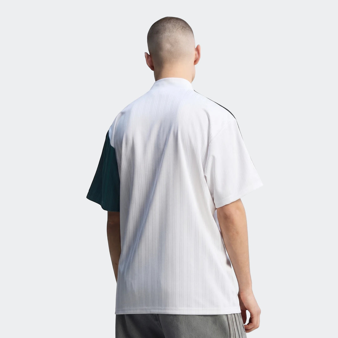Male model from back wearing the white and dark green Liverpool FC 1995 Away Jersey with ribbed texture.