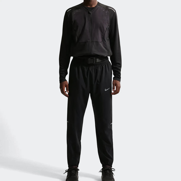 M Nk Df Miler Woven Pant in black with an elastic waistband and tapered fit for athletic comfort.
