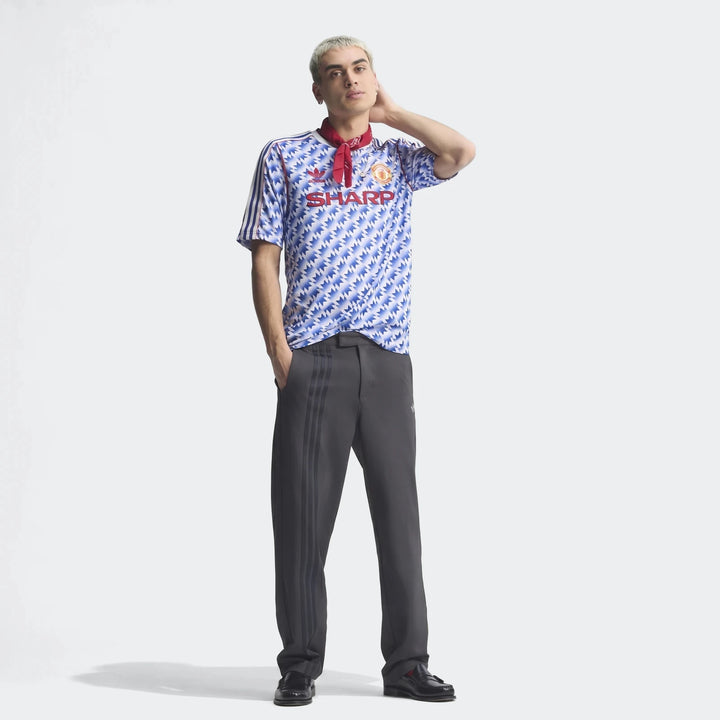 Manchester United 1990 Away Jersey in blue and white zigzag pattern, short sleeve front view with club crest