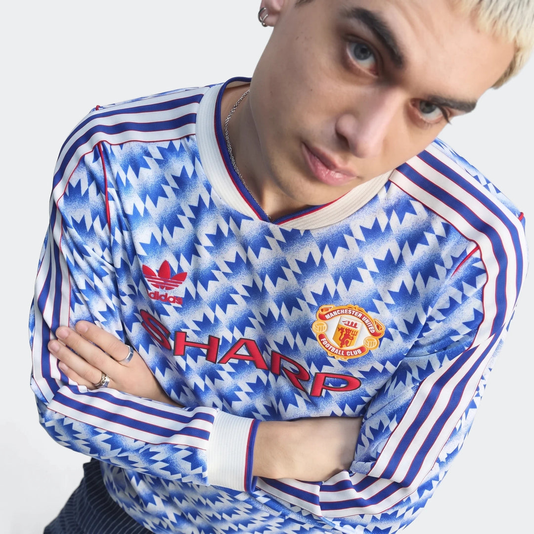 Manchester United 1990 long sleeve away jersey in blue and white zigzag pattern, front view with club crest