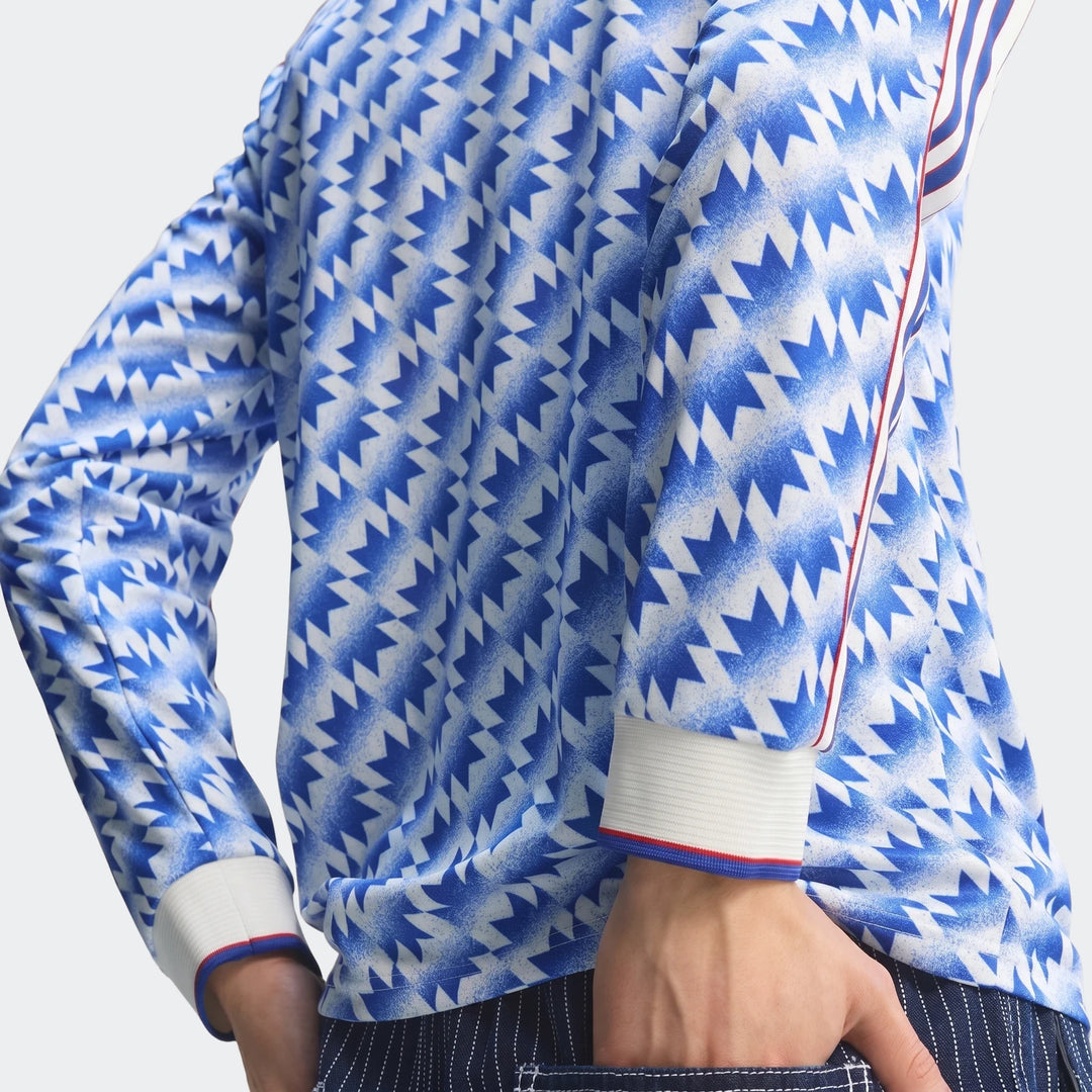 Manchester United 1990 Long Sleeve Away Jersey in blue and white zigzag pattern, close-up of sleeves and cuffs.