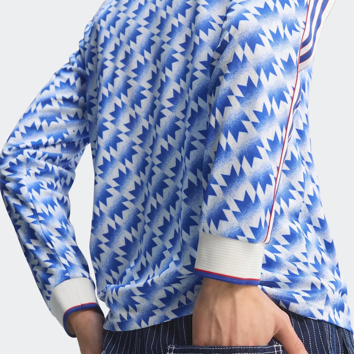 Manchester United 1990 Long Sleeve Away Jersey in blue and white zigzag pattern, close-up of sleeves and cuffs.