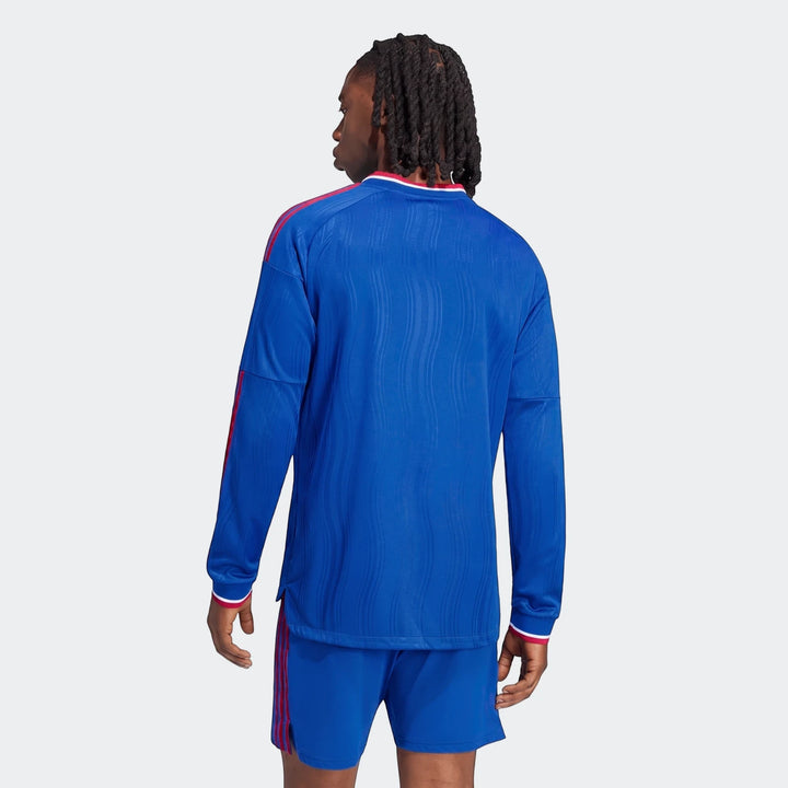 A male model from the back, wearing the blue Manchester United 26/27 Away Authentic Longsleeve Jersey and matching shorts.