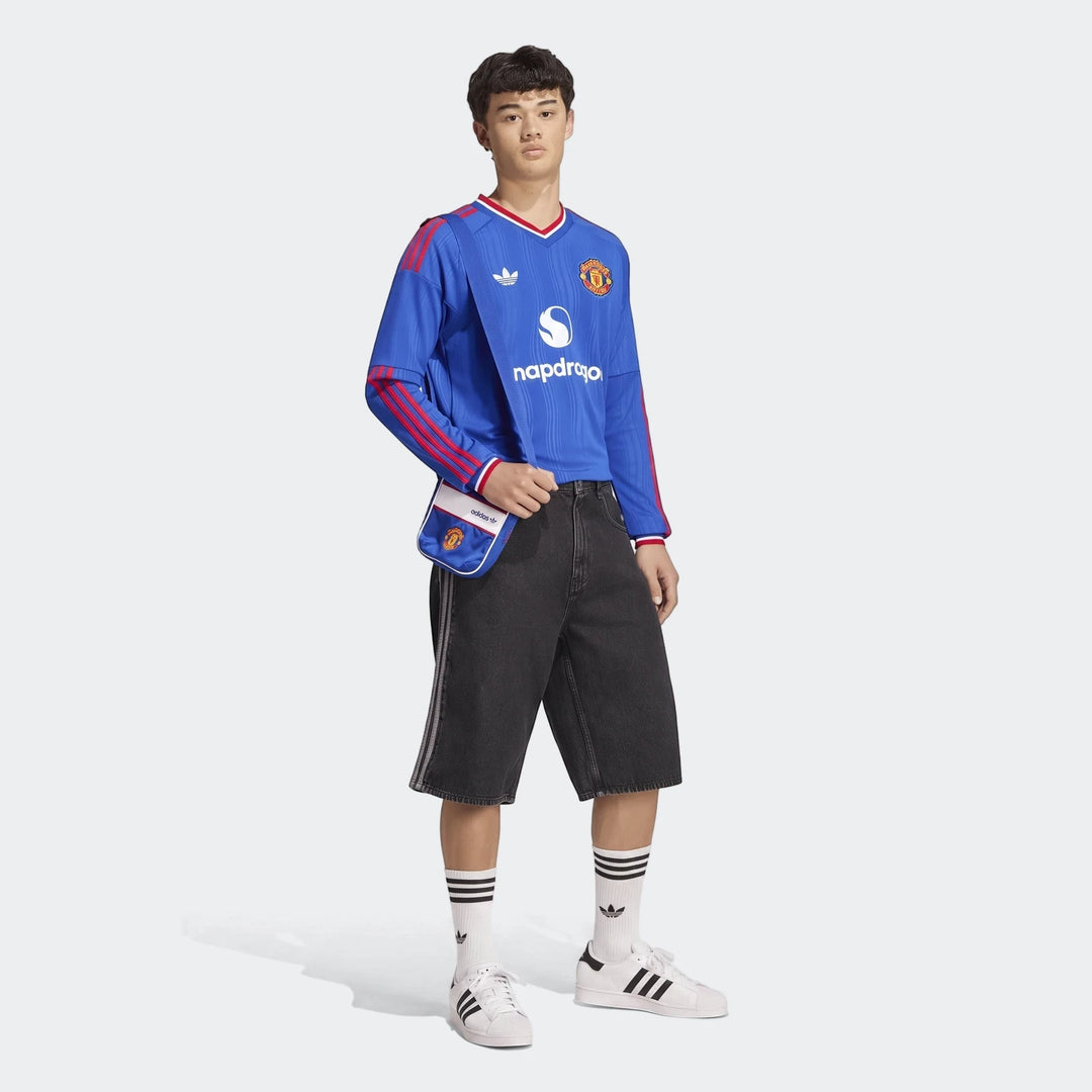 Manchester United 26/27 Away Jersey Longsleeve in blue, worn by a male model, showcasing the long-sleeve design and team