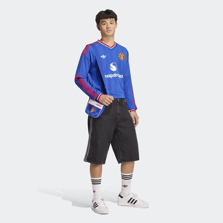 Manchester United 26/27 Away Jersey Longsleeve in blue, worn by a male model, showcasing the long-sleeve design and team