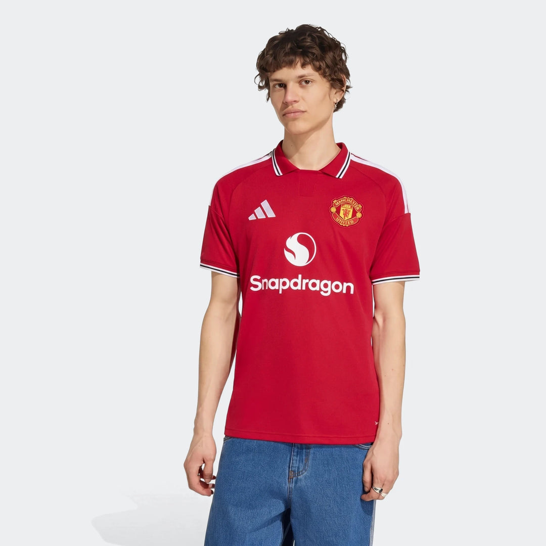 Manchester United 26/27 Home Jersey in red, short-sleeve football shirt with polo collar and club crest, front view.