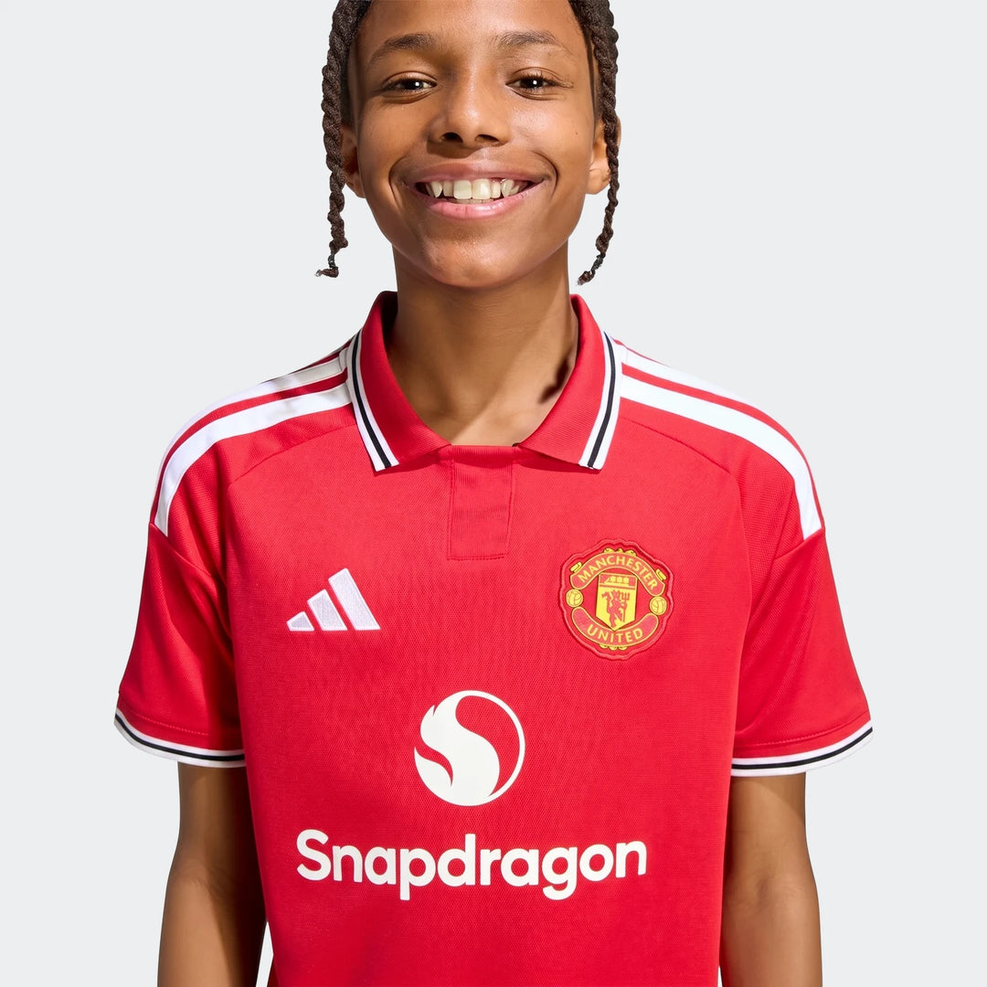 Manchester United 26/27 Home Jersey Youth in red with polo collar and club crest, front view.