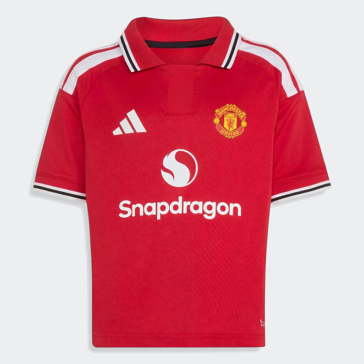 Manchester United 26/27 Home Mini Kit red short-sleeve soccer jersey for kids, featuring club crest and sponsor logos,