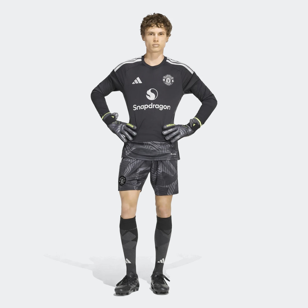 Manchester United 26/27 long sleeve goalkeeper jersey in black with white shoulder stripes and club crest, front view
