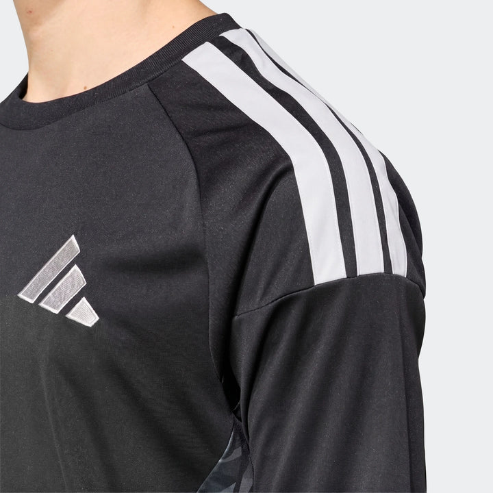 Manchester United 26/27 Long Sleeve Goalkeeper Jersey in black, close-up of shoulder with white stripes.