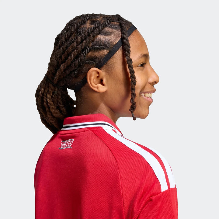 Manchester United 26/27 Home Jersey Youth in red with white shoulder stripes, side back view showing collar and crest