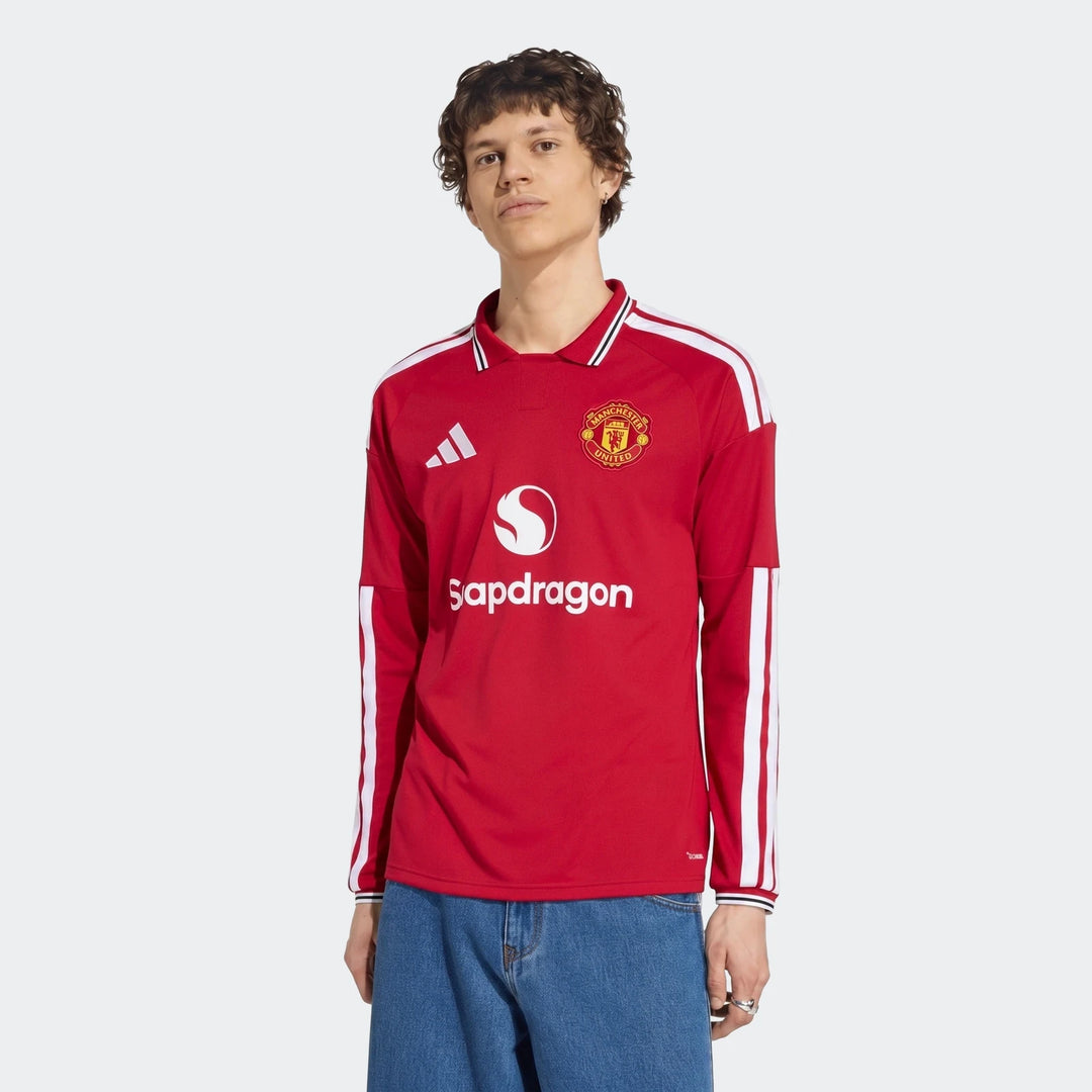 Manchester United 26/27 Long Sleeve Home Jersey in red, front view with white shoulder stripes and club crest.