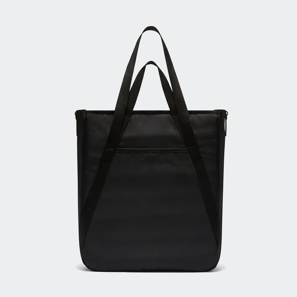 Nk Gym Tote Sp26 black tote bag with double shoulder straps and front slip pocket, shown from front.