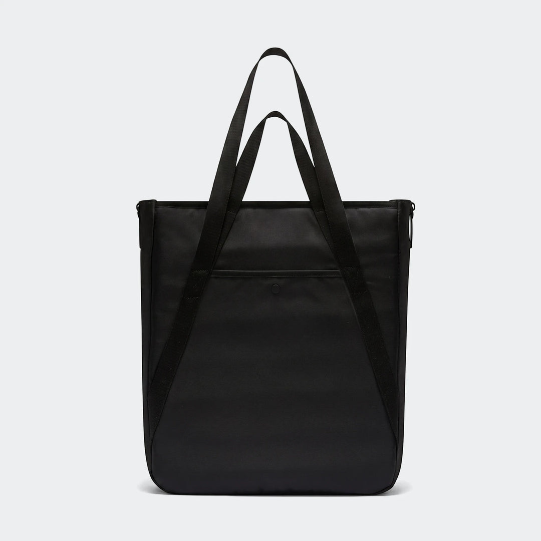 Nk Gym Tote Sp26 black tote bag with double shoulder straps and front slip pocket, shown from front.