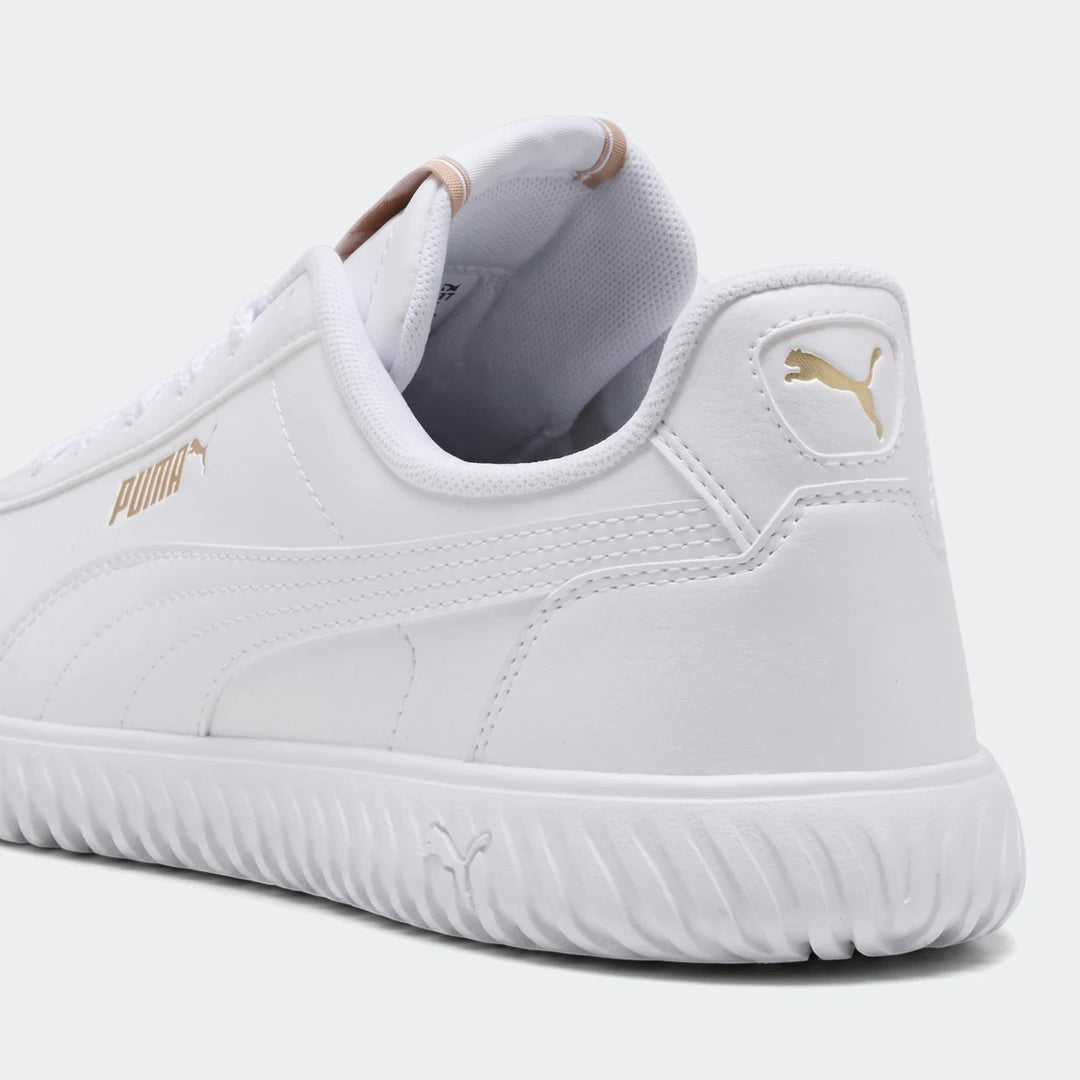 Puma Club Kayzer white leather sneakers for women, featuring gold logo details and a textured sole, viewed from an angled
