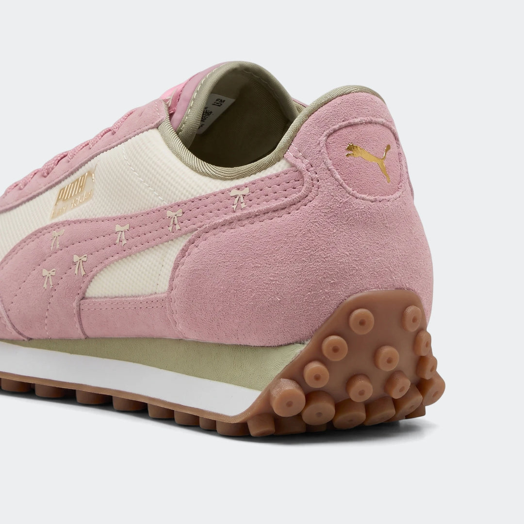 Close-up rear-right view of a Puma Easy Rider Bowtique Ps Pink sneaker featuring pink suede, off-white mesh, and bow details.