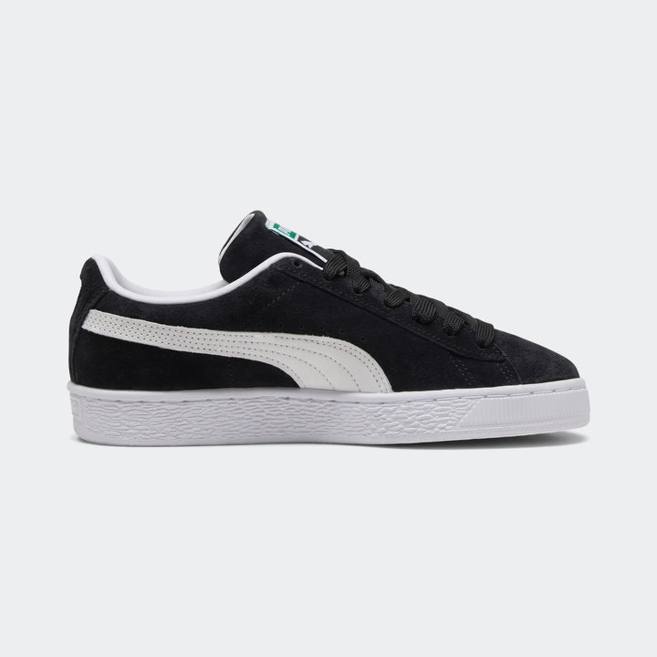 Youth Puma Suede Classic sneakers in black with white formstrip and rubber sole, shown in a side view.