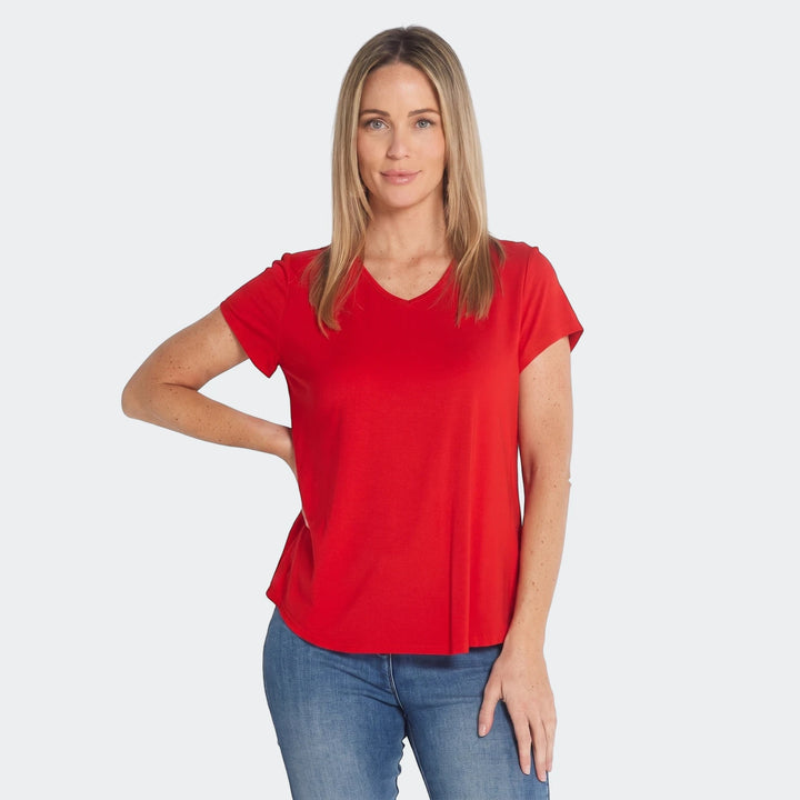 Tullio Set Red T-shirt in solid red with V-neck and short sleeves, shown from the front on a model